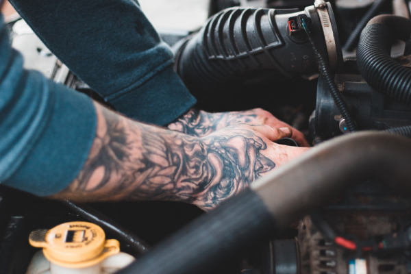 hacer mantenimiento al coche